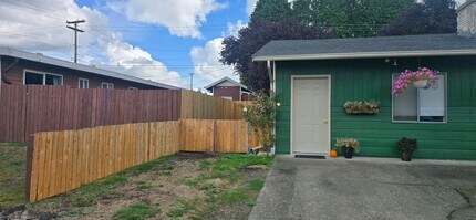 Building Photo - Room for rent with private entrance