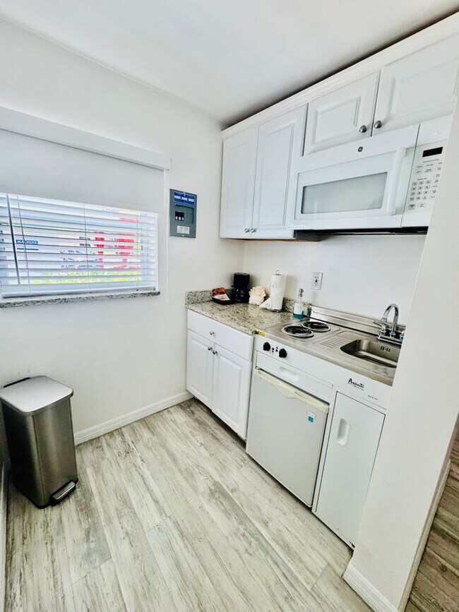 Building Photo - 6801 Sunset Way