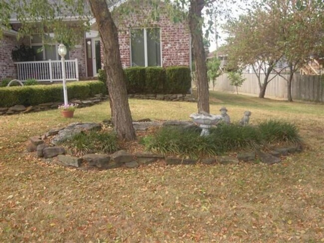 Building Photo - 2000+ sq ft, 3-4 bed, 2 bath, 2 car garage...
