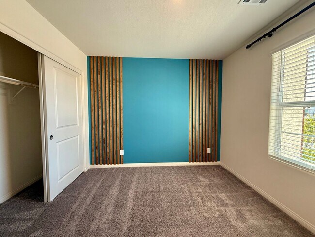 Building Photo - NEVER LIVED IN 4 BED 2.5 BATH 2 CAR GARAGE SINGLE FAMILY HOME FOR RENT!