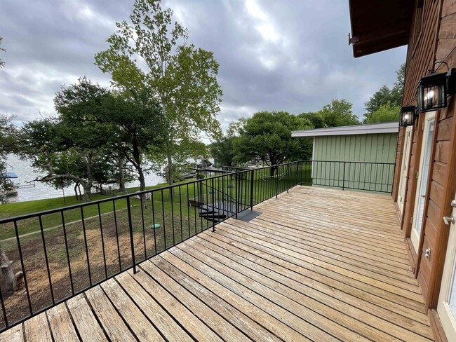 Building Photo - 405 W Lakeshore Dr