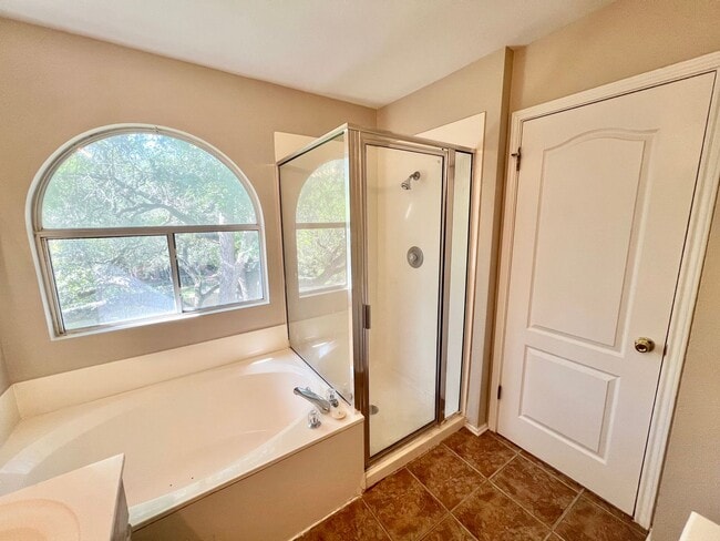 Building Photo - *COMING SOON* Pet-Friendly 3BD/2.5BA with Bonus Loft, Deck & Garden Tub – Near Tezel Rd!