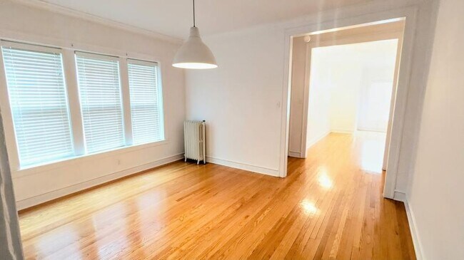 Building Photo - 3 bedroom in Chicago IL 60618