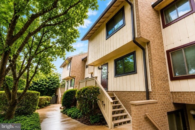 Building Photo - 2473 Glengyle Dr