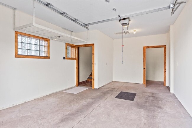 Building Photo - Fully-Furnished Short-Term Rental on South...
