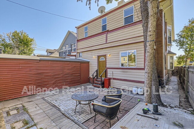 Building Photo - 39 W Byers Pl