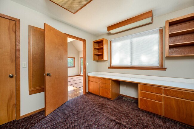 Building Photo - Beautiful home with views and in a gated c...