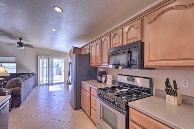 Building Photo - 2447 Rio Dr