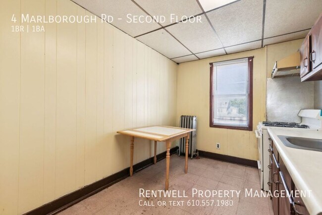 Building Photo - 1BR 1BA Second Floor Apartment is Upper Da...