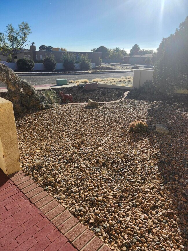 Building Photo - 8805 Yankee Dr NE