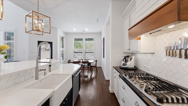 Building Photo - 14 Whispering Thicket Pl