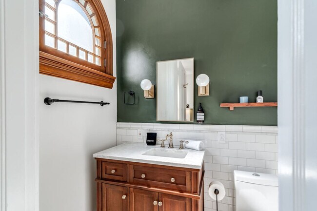 Building Photo - 351 Thrall St