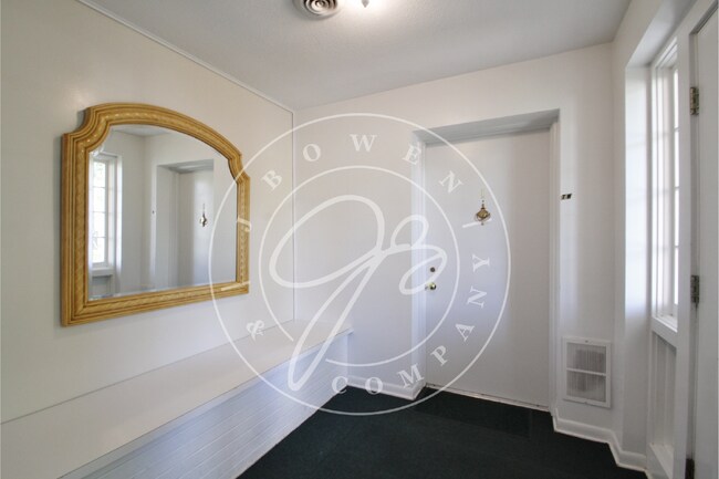 Building Photo - 2 bed 2 bath first floor apartment- Ottawa...
