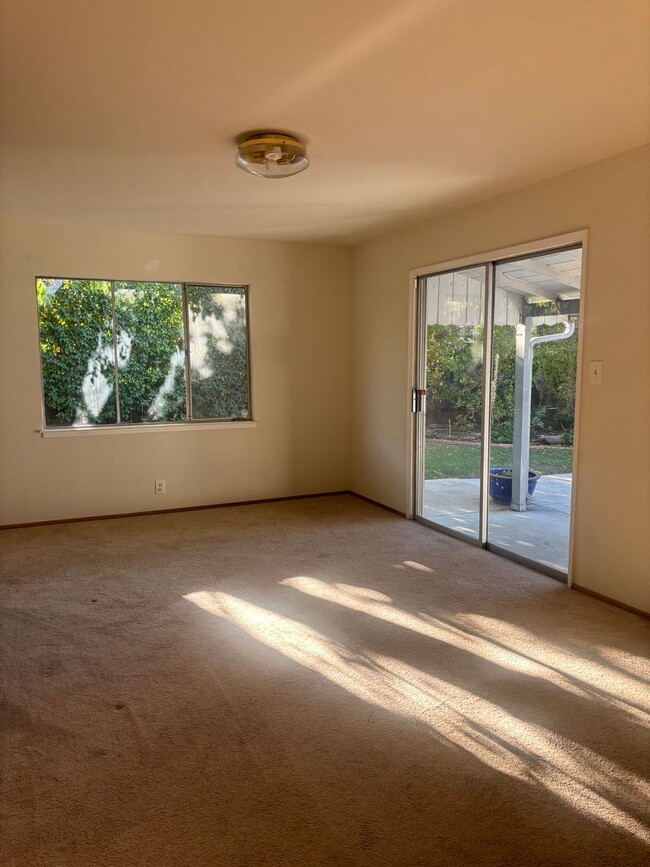 Building Photo - Coming Soon! This Spacious 4/2 Charmer in ...