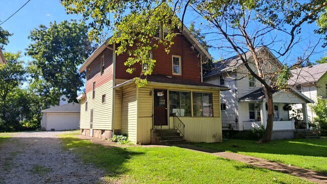 Building Photo - 544 Spicer St