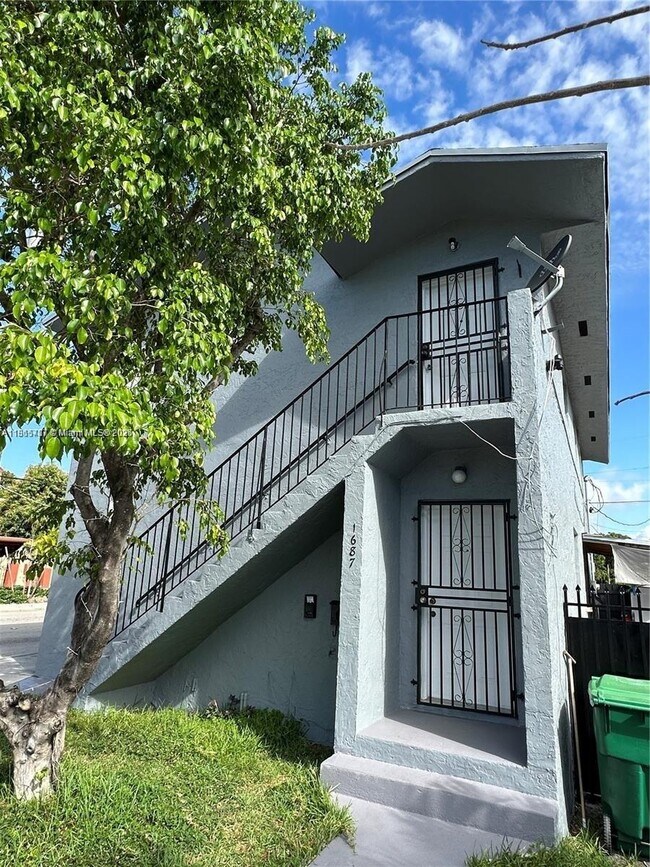 Primary Photo - 1687 SW 10th St