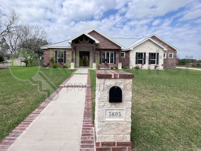 Building Photo - Gorgeous 4 bed/4 bath home, now available ...