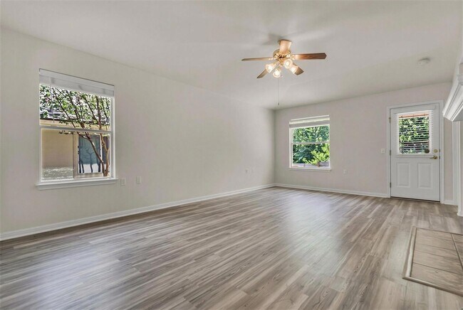 Building Photo - 5605 Bentsen Ln