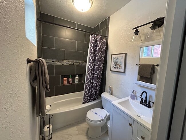 Building Photo - 3 bed / 2 bath furnished home.  6 month rental