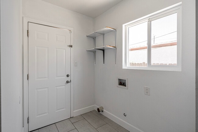 Building Photo - 1316 N Mariposa Ave