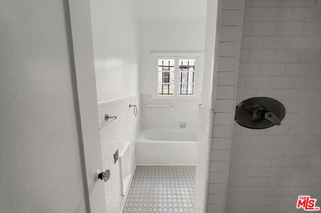 Building Photo - 351 N Sierra Bonita Ave