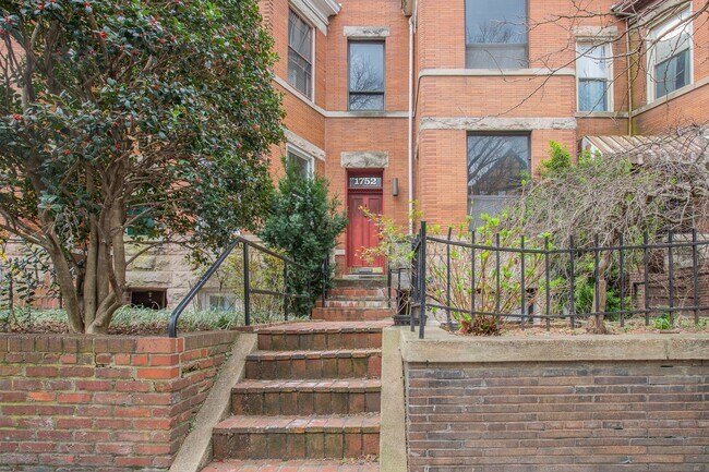 Building Photo - 2-Level 2 BR/2 BA Condo in Adams Morgan!