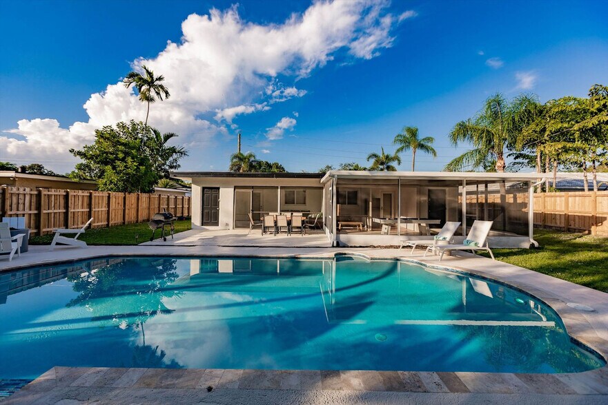 Building Photo - 716-720 Southwest 14th Court-SI FL1-ID1475646P