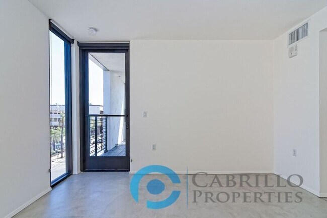 Building Photo - 2870 Fourth Ave