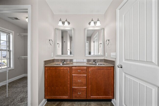 Building Photo - Pet Friendly Four Bedroom with Basement!