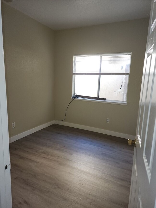 Building Photo - 3 Bedroom, 2 Bath 2 Car Garage Home