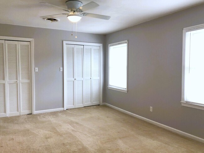 Building Photo - 218 Marty Dr