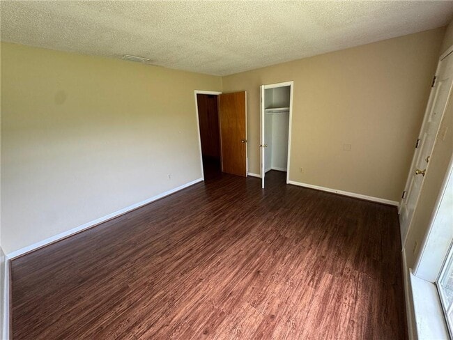 Building Photo - 24 Bethel Forest Dr S