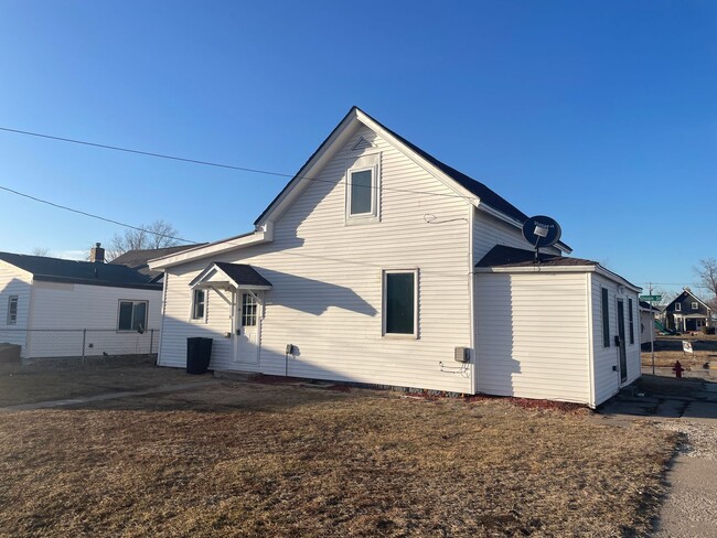 Building Photo - Two Bedroom One Bedroom Home