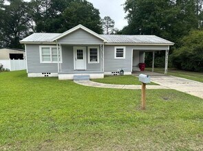 Building Photo - 2 Bed/1 Bath House