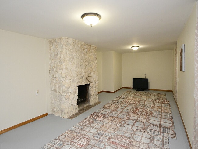 Building Photo - 705 E 9th St