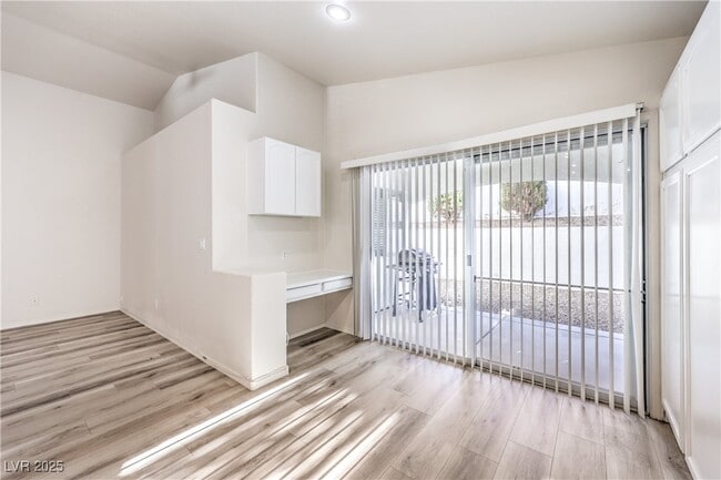 Building Photo - 1851 Vista Pointe Ave