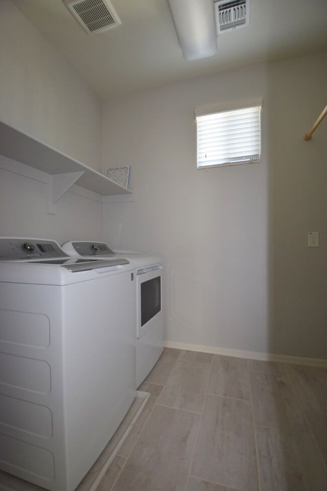 Building Photo - Beautiful Cooley Station Bungalow, 3 bed 2.5 bath with loft