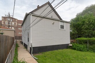 Building Photo - 1722 N Kimball Ave