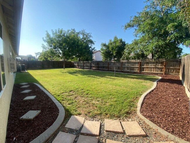 Building Photo - In Hanford-4 Br 2.5 Ba Available Now