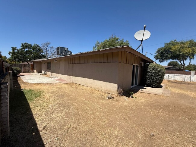 Building Photo - APPLY NOW!! 4 BEDROOM HOME!!