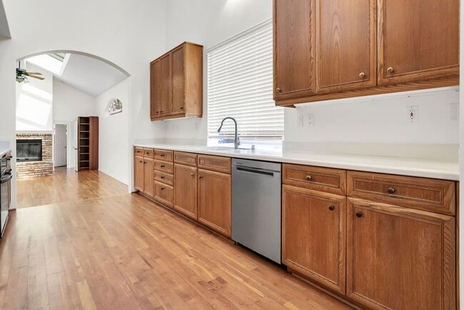 Building Photo - Great detached Home in Pacific Beach! Avai...