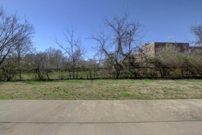 Building Photo - 812-F Golfview Place