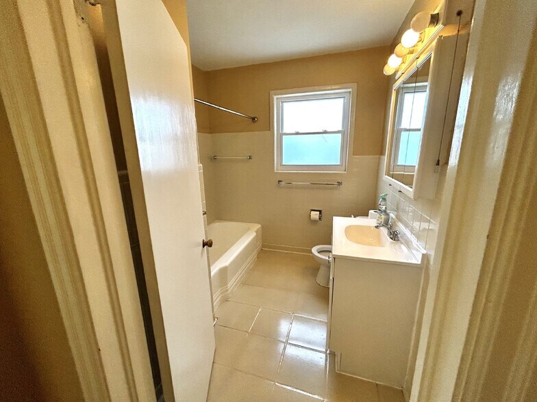 Bath 2 - 2919 Henry St