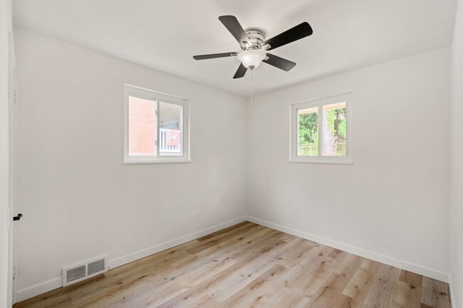 Building Photo - AVAILABLE SEPT 1ST!! BEAUTIFUL 3 BEDROOM HOME IN WILKINS TOWNSHIP!