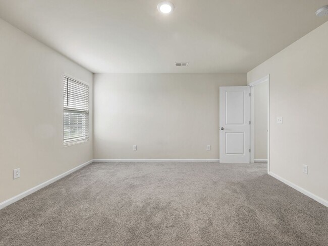 Building Photo - Modern 5BR Home with Quartz Kitchen & Open...