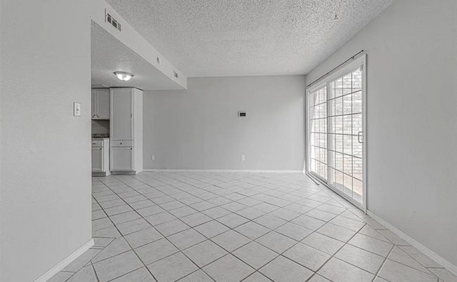 Building Photo - 1402 Bill Carrol Dr