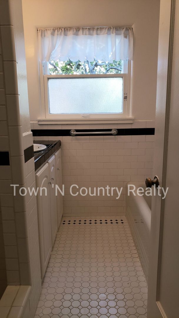 Building Photo - Charming 3-Bedroom Home in South Salinas –...