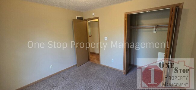 Building Photo - 3 Bedroom 2 Bathroom Duplex with 1 car garage in KCMO