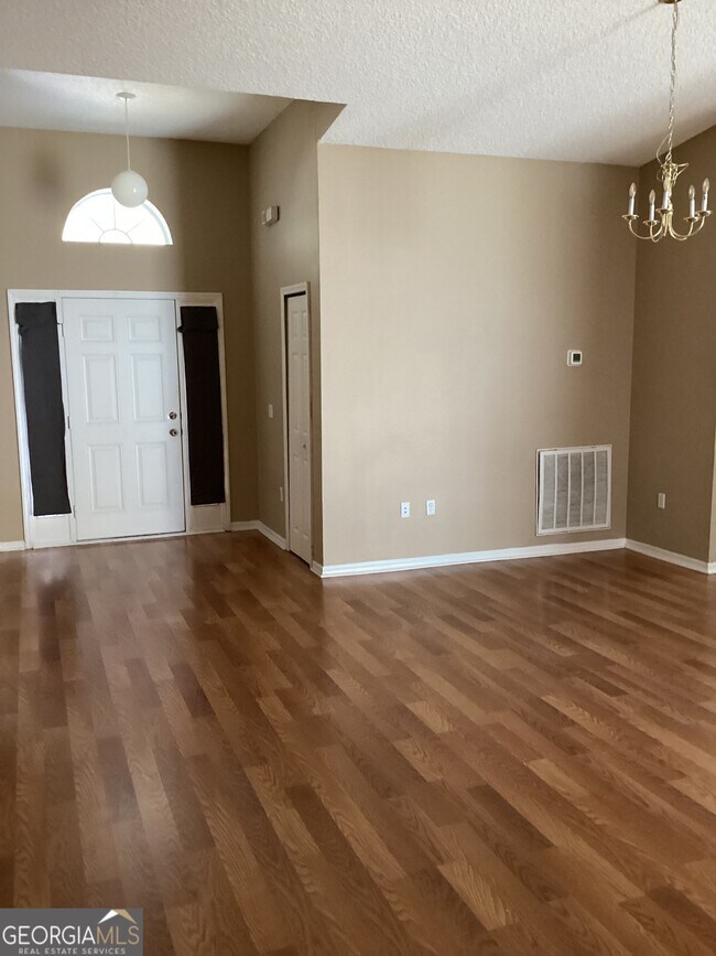 Building Photo - 258 Pine Bluff Dr