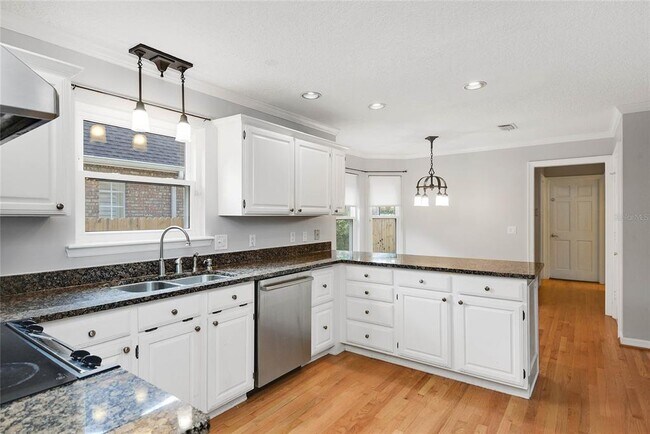 Building Photo - 1580 Oakhurst Ave